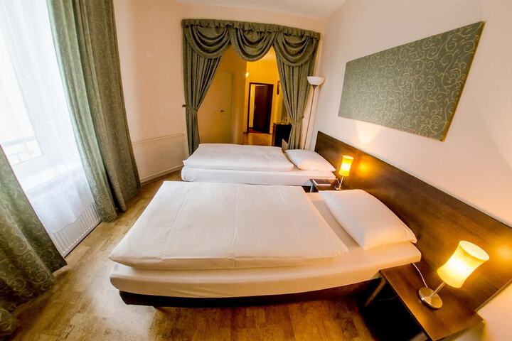 Room 16 of 28