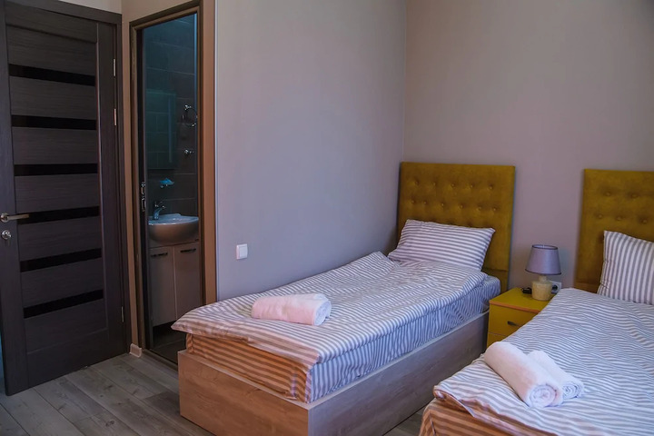 Room 6 of 10