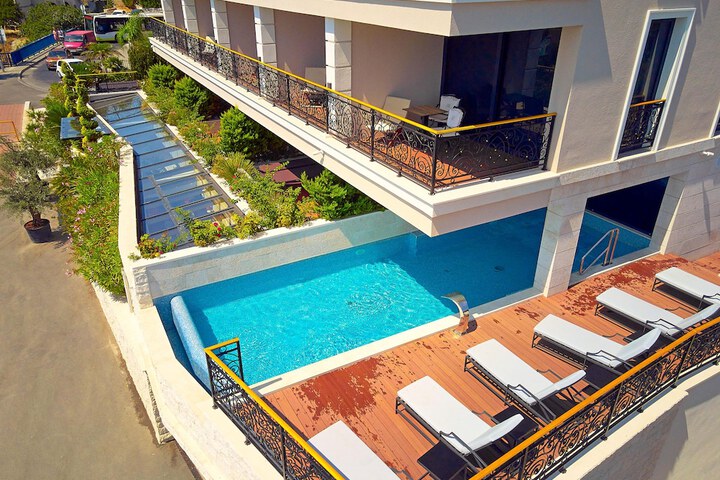 Sundeck 76 of 102