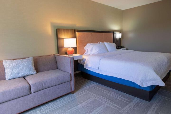 1 King Bed Study with Sofa Bed (5 of 20)