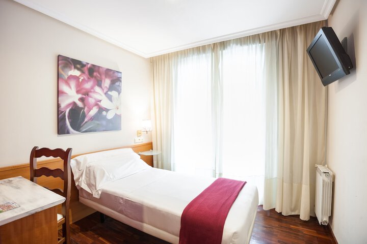 Room 10 of 76