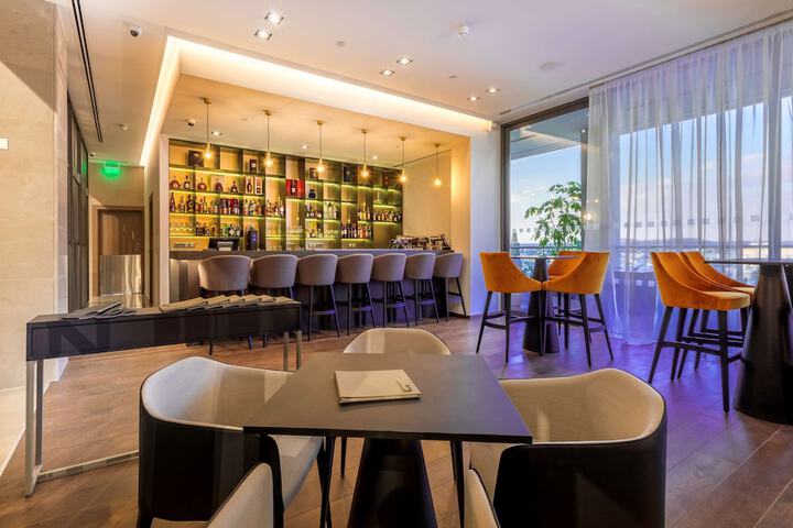 Lounge 100 of 165