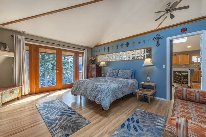 Exterior of Lois Lanes Perch 1 Bedroom Home by Redawning