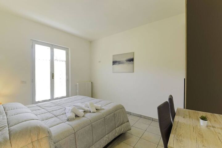 Room 4 of 102