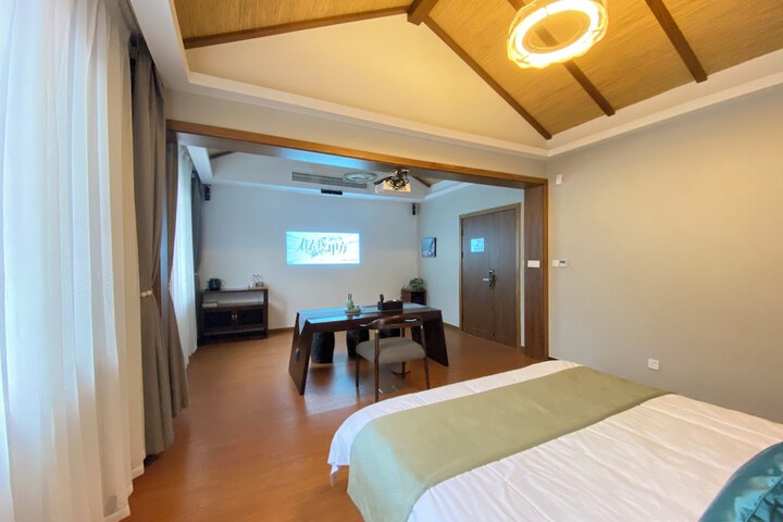 Room 10 of 118