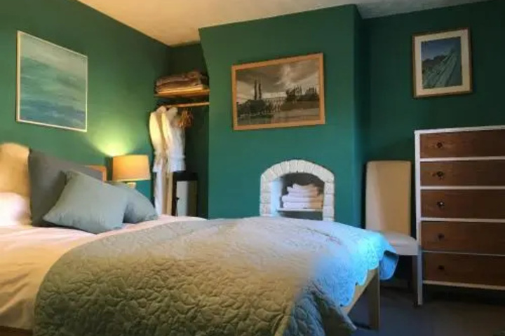 Room 3 of 16