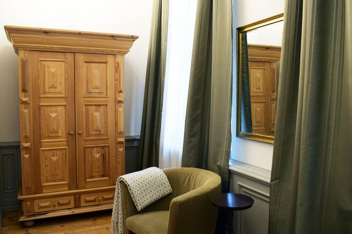 Room 9 of 42