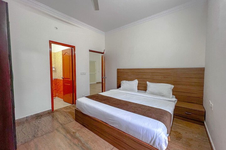 Room 14 of 76