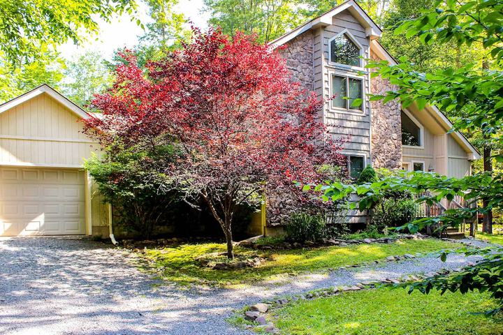 Walk to Beach: Beautiful Lake Naomi Retreat!