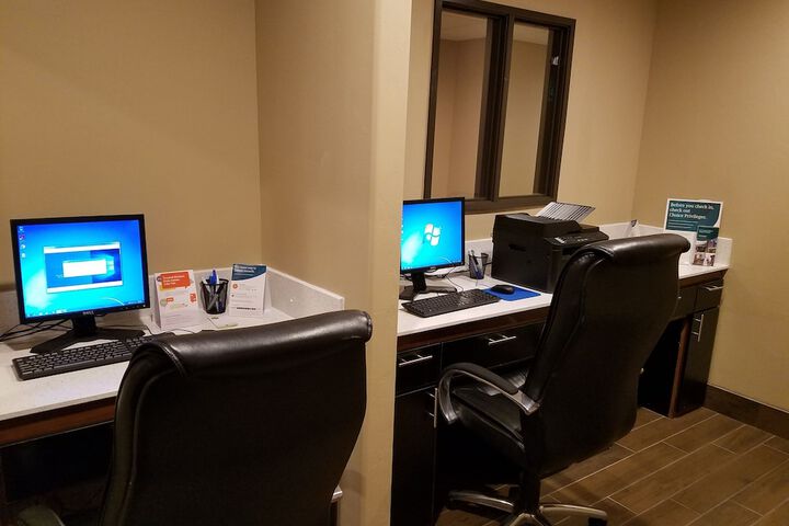 Business Center 85 of 91