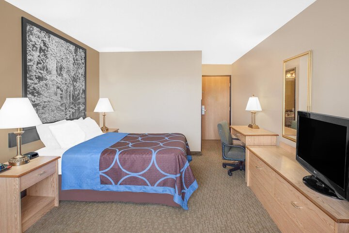 1 Queen Bed (10 of 10)