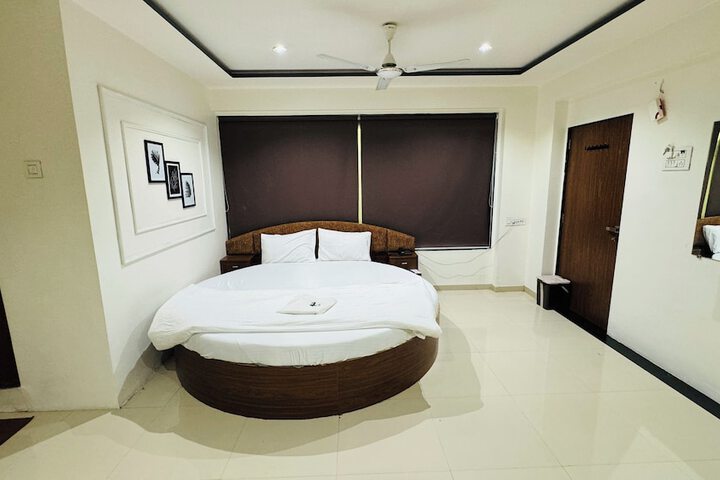 Room 4 of 10
