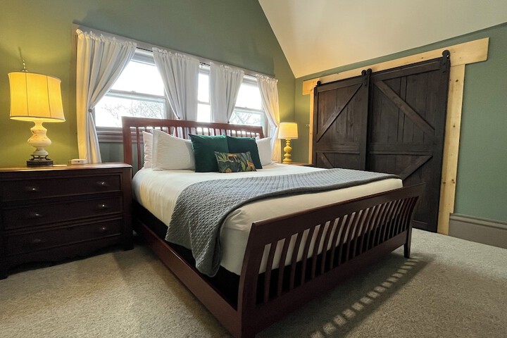 Room 11 of 32