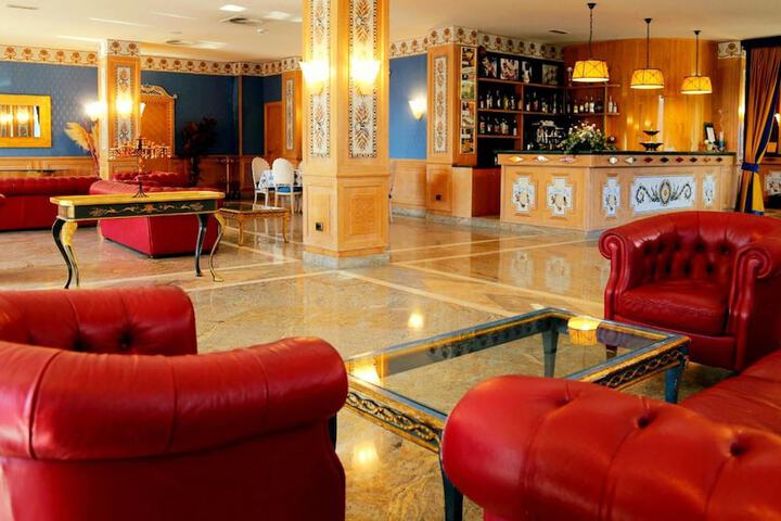 Lounge 50 of 69