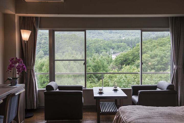 Room 27 of 61