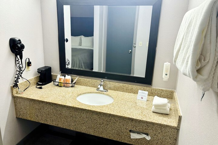 1 Queen Bed Accessible (1 of 21)