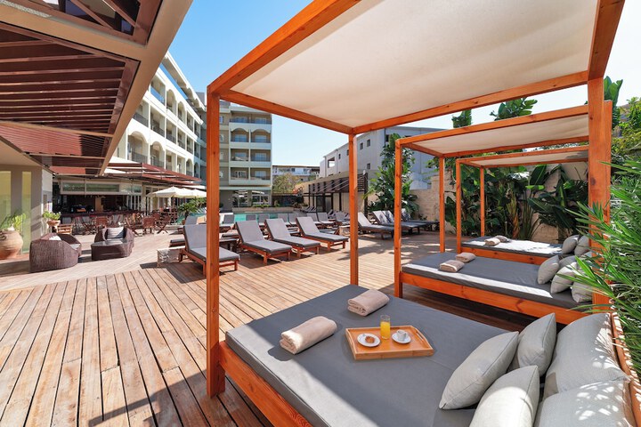 Hotel Pool