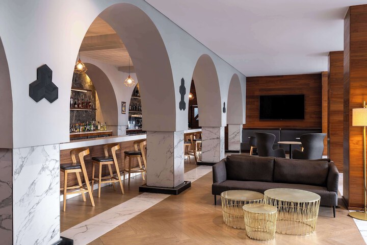Lounge 156 of 193