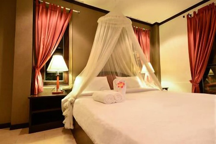 Room 13 of 32