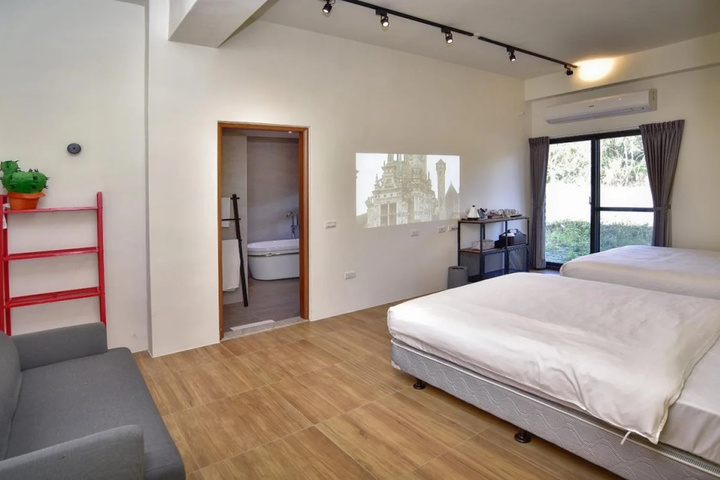 Room 6 of 9