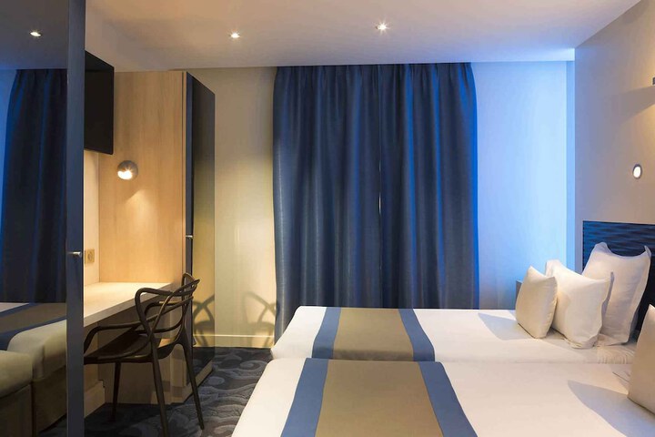 Room 28 of 74