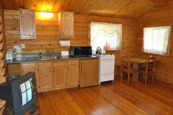 Robin Hill Camping Resort One-Bedroom Cottage 8
