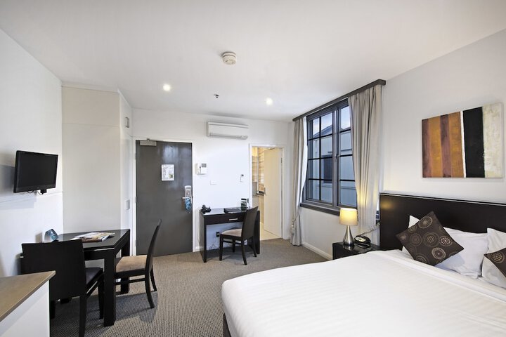 Room 10 of 32