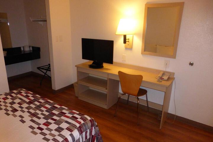 1 Queen Bed (9 of 24)