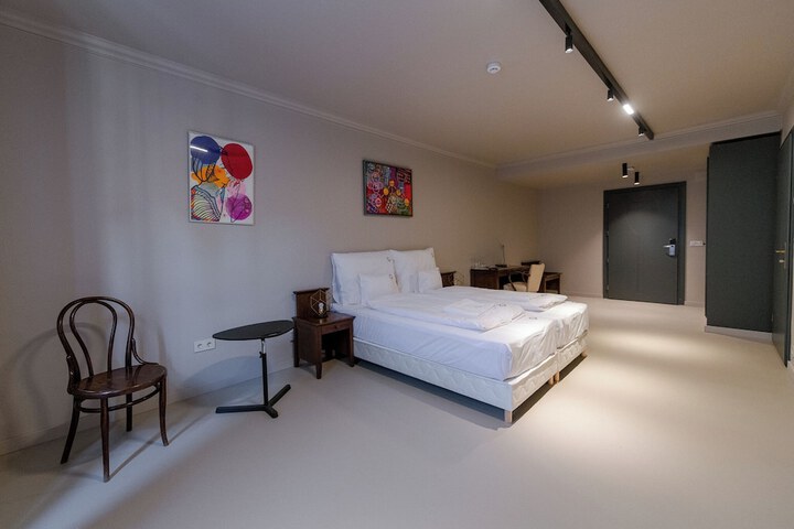 Room 12 of 103