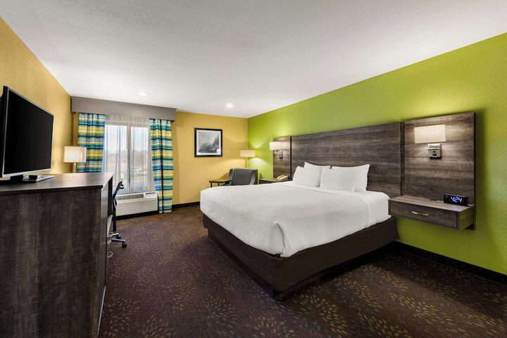 1 King Bed (7 of 8)
