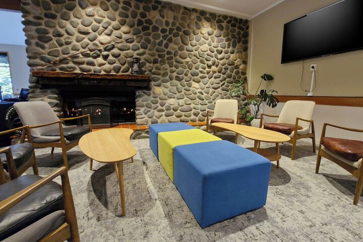 Lounge 72 of 91