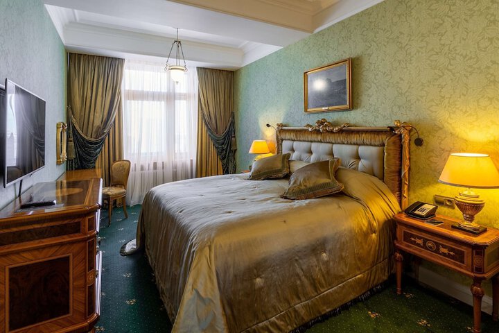 Room 52 of 339