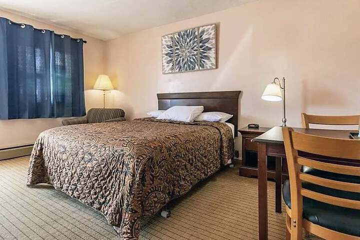 1 Queen Bed (5 of 9)
