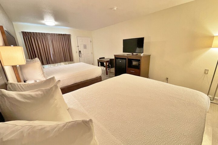 1 Queen Bed WiFi, Microwave, Refrigerator Table and Chairs Continental Breakfast (4 of 17)
