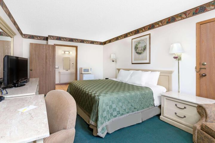 2 Queen Beds (3 of 6)