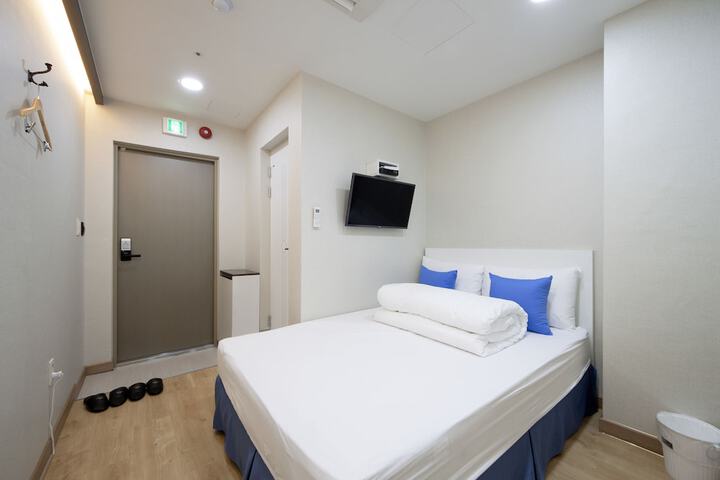 Room 21 of 108