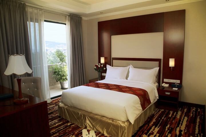 Room 4 of 33