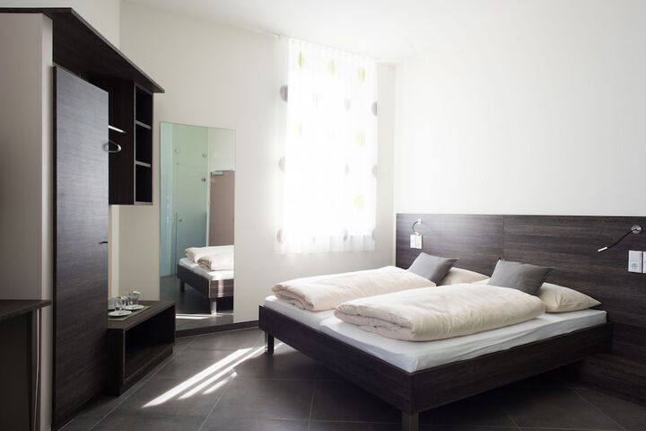 Room 33 of 60
