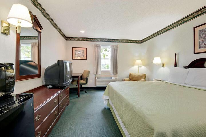 1 King Bed (3 of 6)