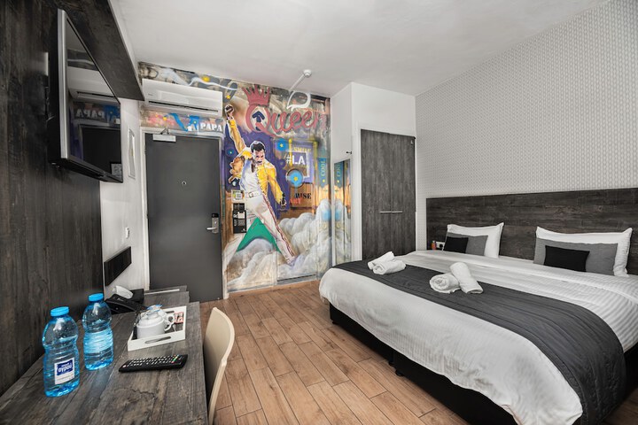 Room 34 of 216