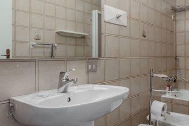 Room 5 of 74