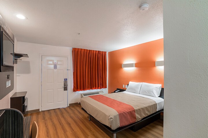 1 Queen Bed (3 of 11)