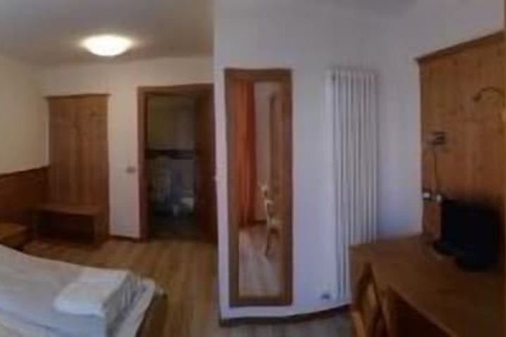 Room 2 of 3
