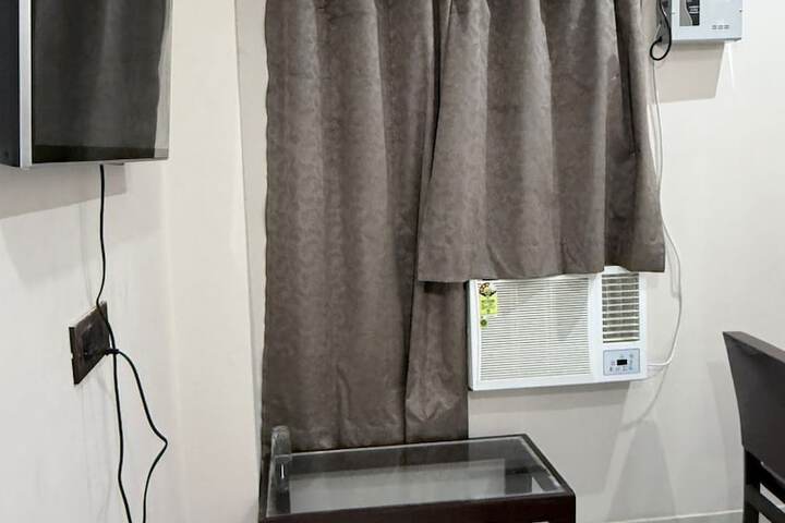 Room 2 of 10