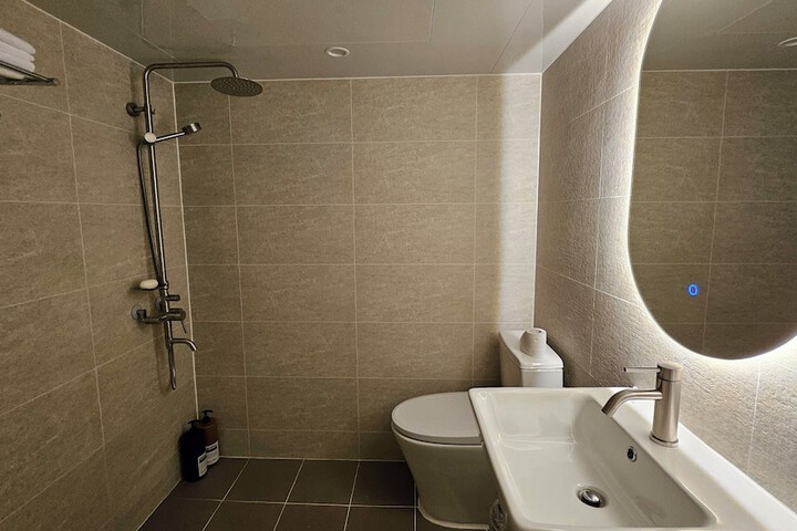 Room 4 of 6