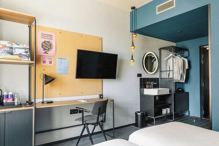 Room 32 of 123
