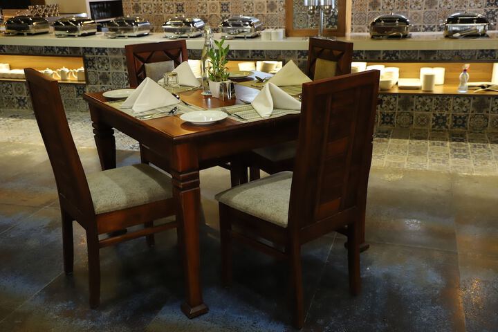 Dining 36 of 48
