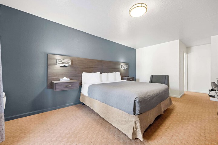 1 King Bed (1 of 18)