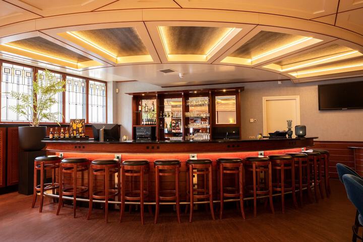 Lounge 124 of 132