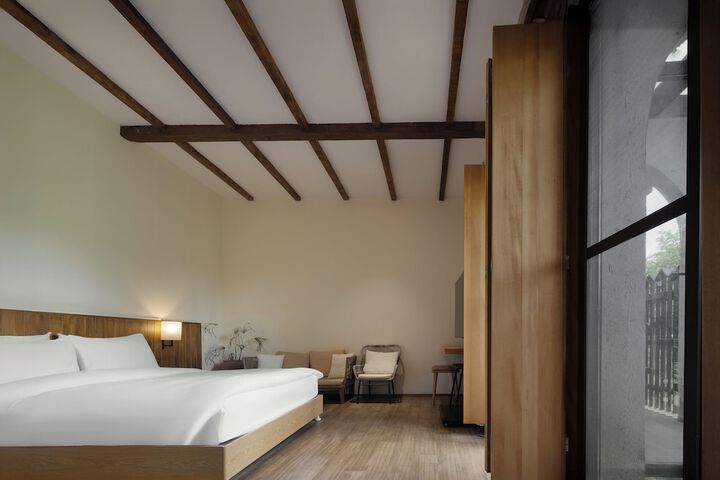 Room 47 of 143